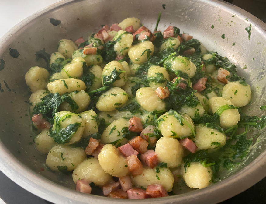 Ñoquis con salsa cremosa de rúcula y panceta