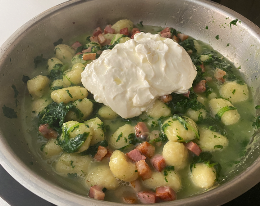 Ñoquis con salsa cremosa de rúcula y panceta