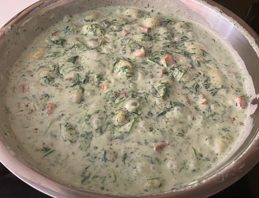 Ñoquis con salsa cremosa de rúcula y panceta