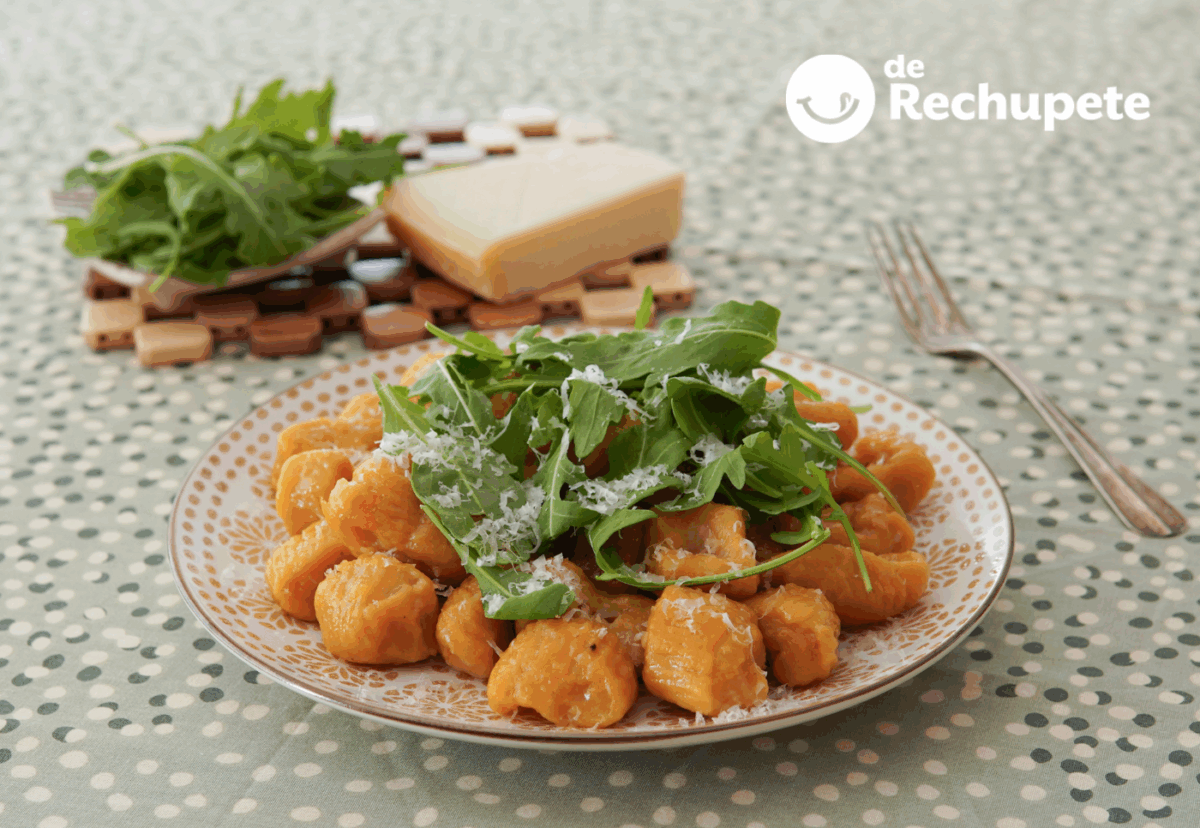 Ñoquis de calabaza con queso ricotta, parmesano y rúcula