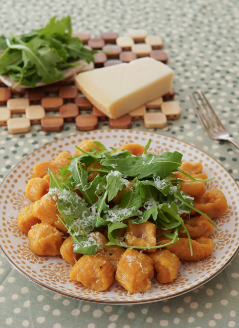 Ñoquis de calabaza con queso ricotta, parmesano y rúcula