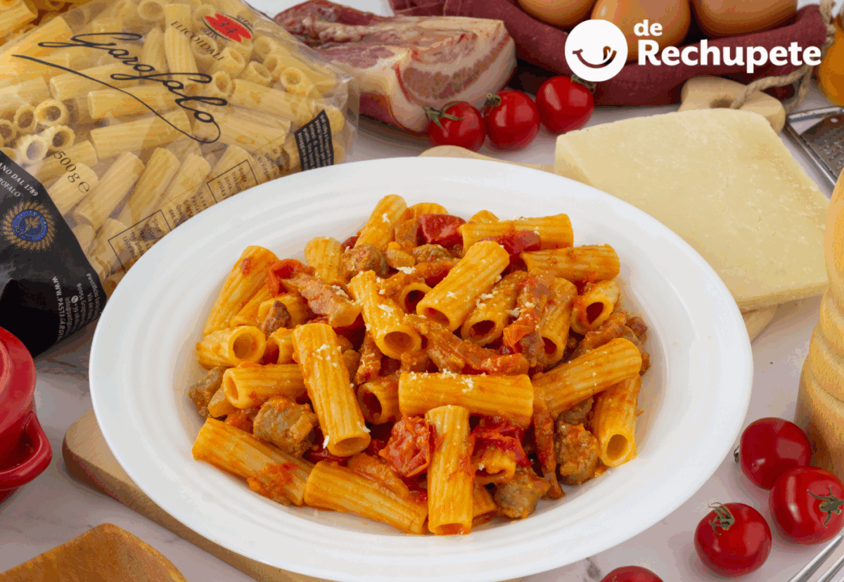 Pasta elicoidali alla Zozzona (guanciale, salchichas y tomates cherry)