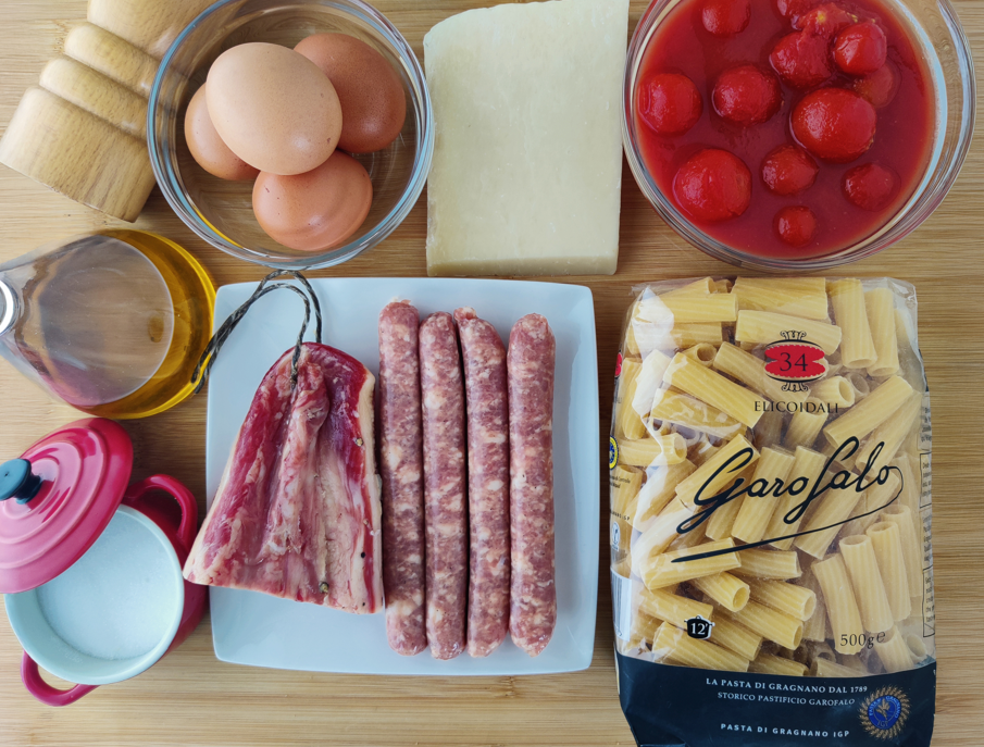 Pasta elicoidali alla Zozzona (guanciale, salchichas y tomates cherry)
