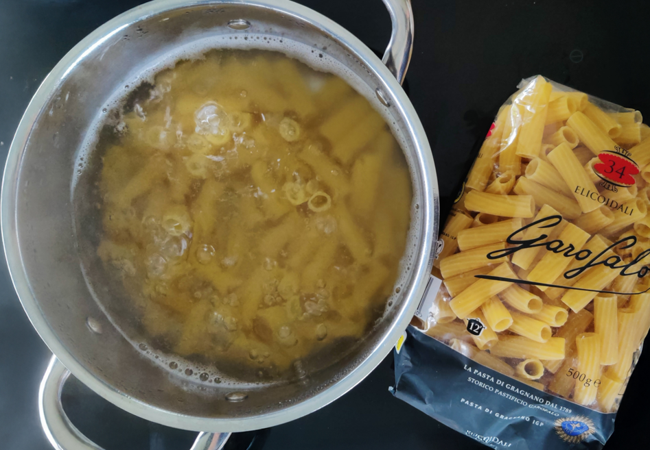 Pasta elicoidali alla Zozzona (guanciale, salchichas y tomates cherry)