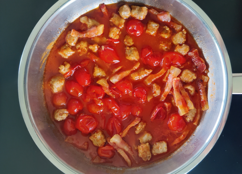 Pasta elicoidali alla Zozzona (guanciale, salchichas y tomates cherry)