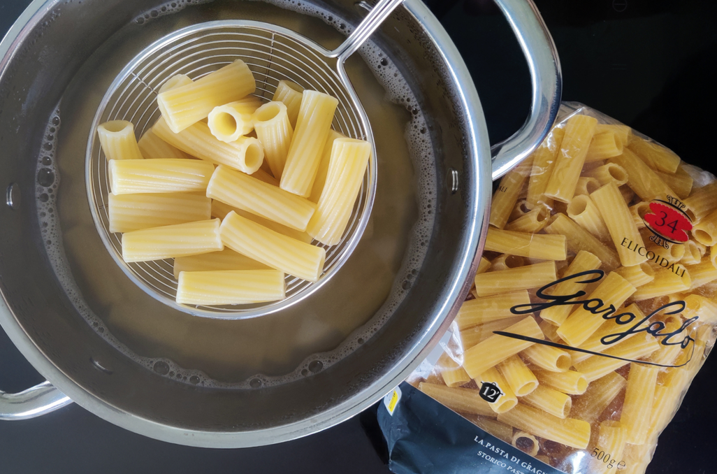 Pasta elicoidali alla Zozzona (guanciale, salchichas y tomates cherry)