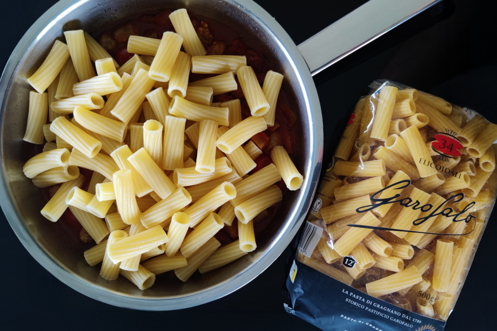 Pasta elicoidali alla Zozzona (guanciale, salchichas y tomates cherry)