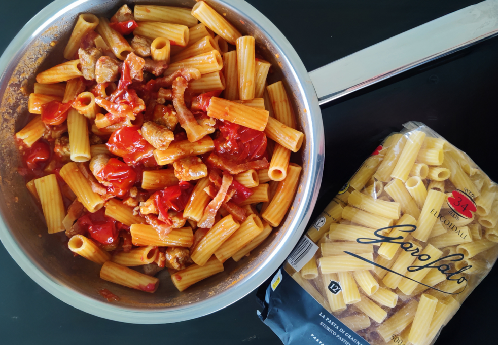 Pasta elicoidali alla Zozzona (guanciale, salchichas y tomates cherry)
