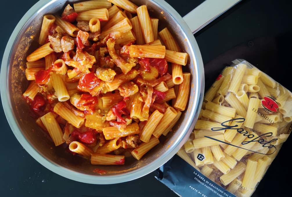 Pasta elicoidali alla Zozzona (guanciale, salchichas y tomates cherry)