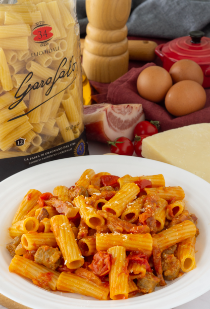 Pasta elicoidali alla Zozzona (guanciale, salchichas y tomates cherry)