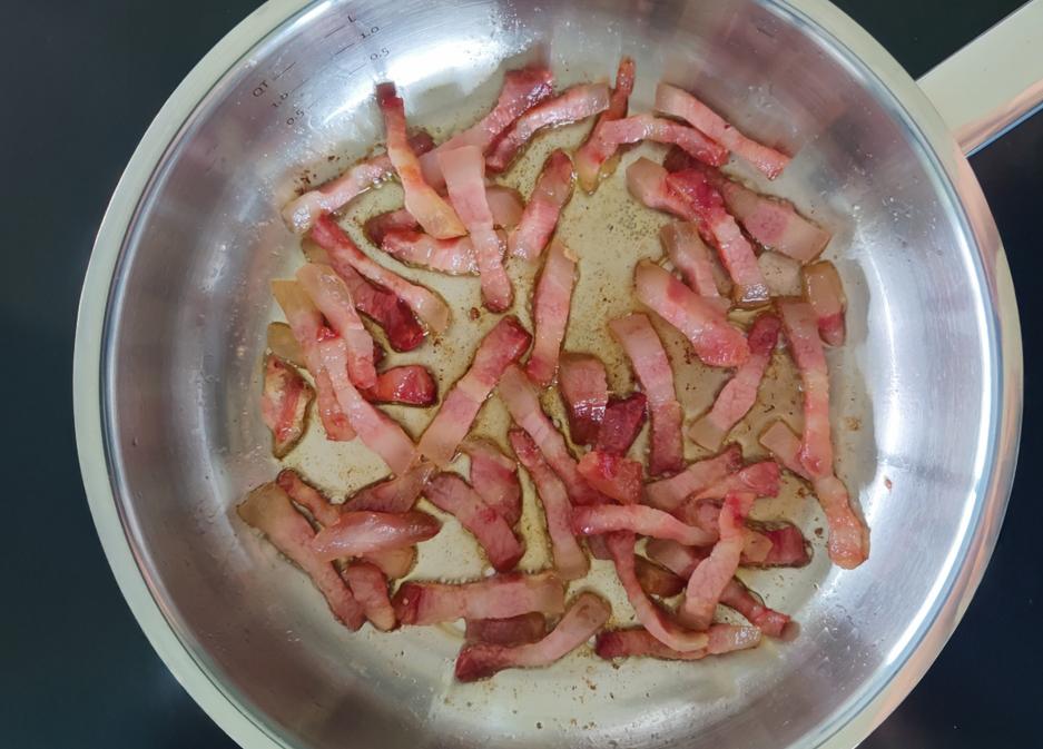 Pasta elicoidali alla Zozzona (guanciale, salchichas y tomates cherry)