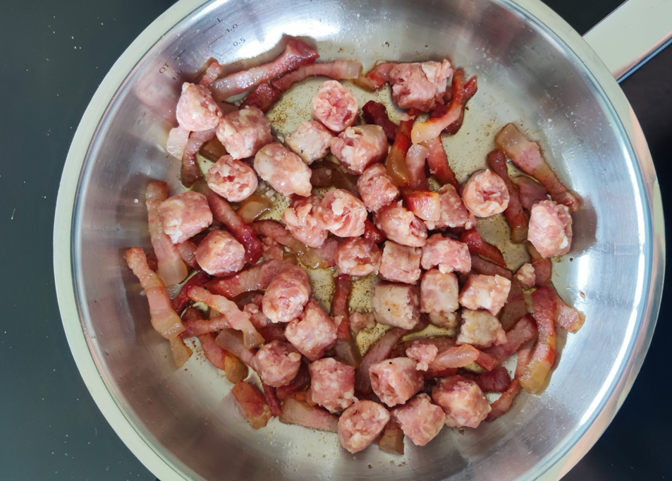 Pasta elicoidali alla Zozzona (guanciale, salchichas y tomates cherry)