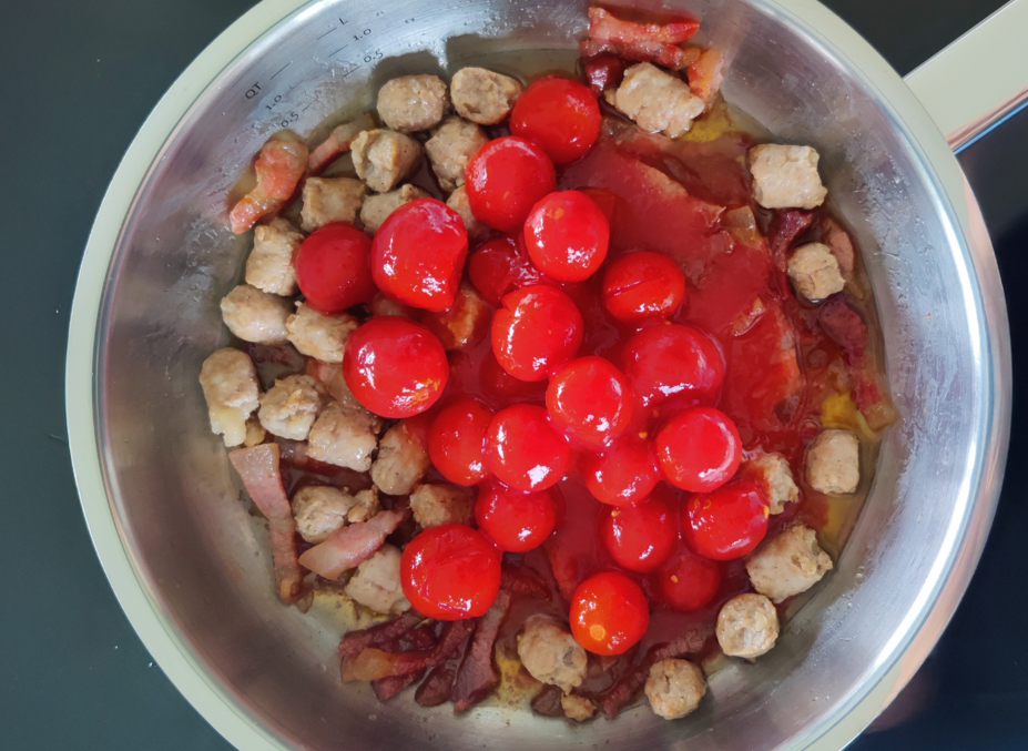 Pasta elicoidali alla Zozzona (guanciale, salchichas y tomates cherry)