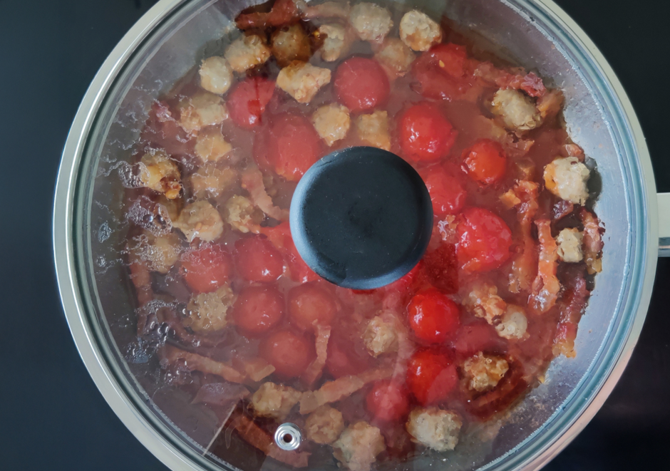 Pasta elicoidali alla Zozzona (guanciale, salchichas y tomates cherry)