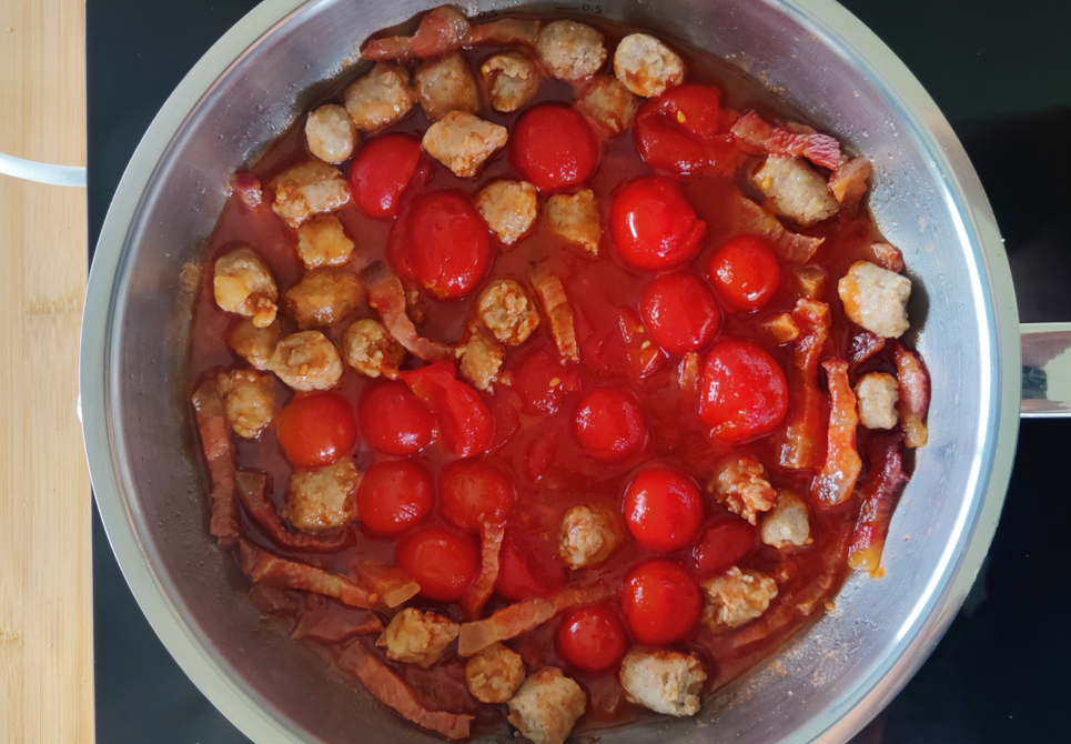 Pasta elicoidali alla Zozzona (guanciale, salchichas y tomates cherry)