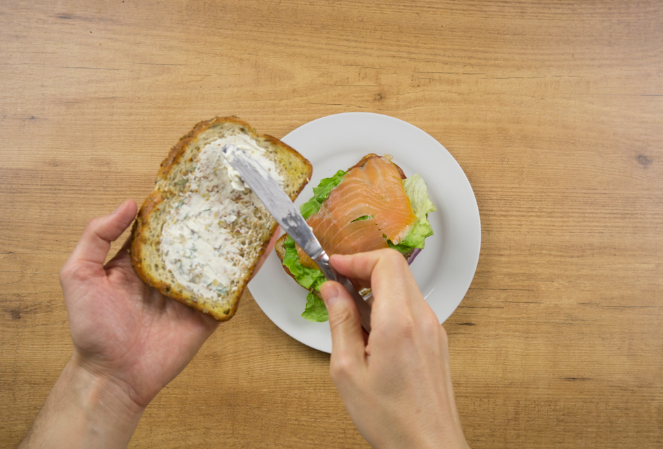 Sandwich club con salmón ahumado