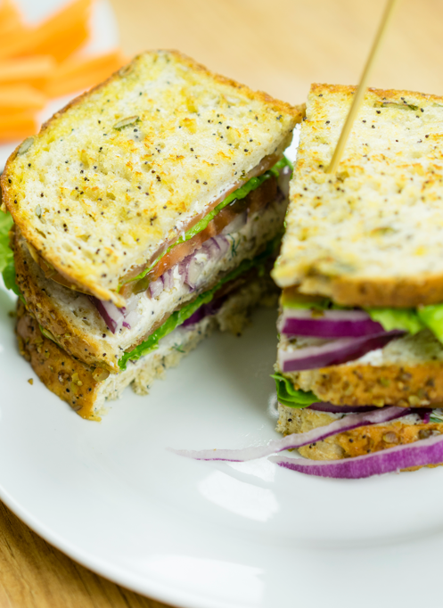Sandwich club con salmón ahumado