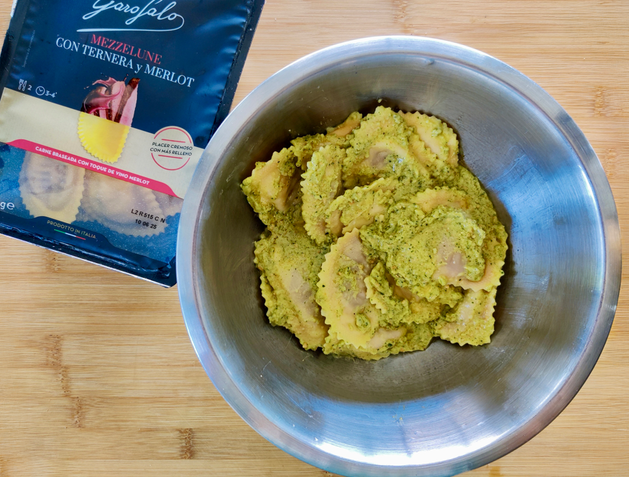 Mezzelune rellenos de ternera y Merlot en salsa de albahaca y anacardo