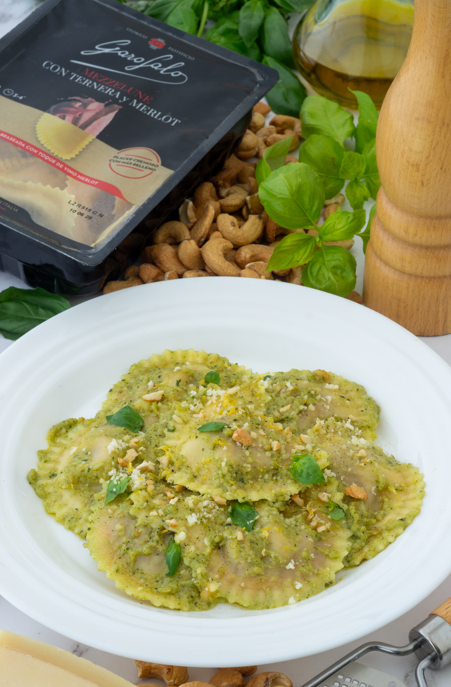 Mezzelune rellenos de ternera y Merlot en salsa de albahaca y anacardo