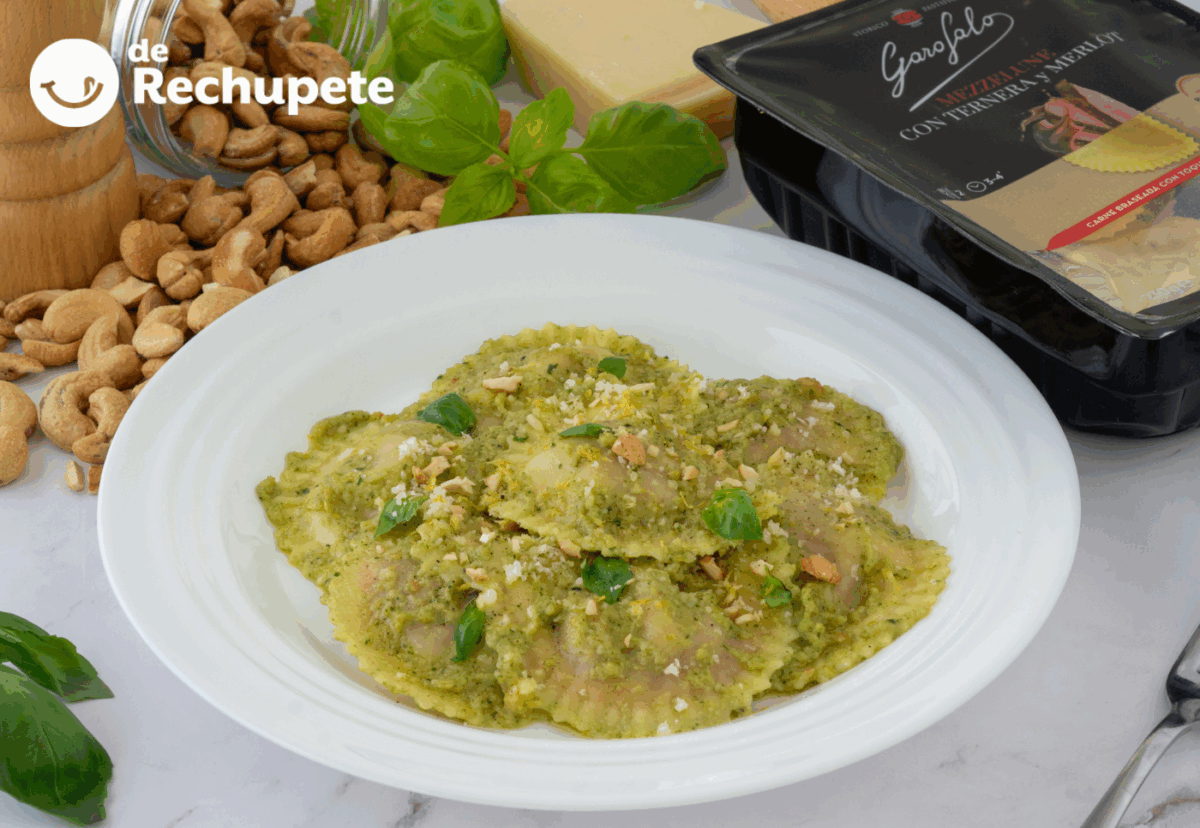Mezzelune rellenos de ternera y Merlot en salsa de albahaca y anacardo