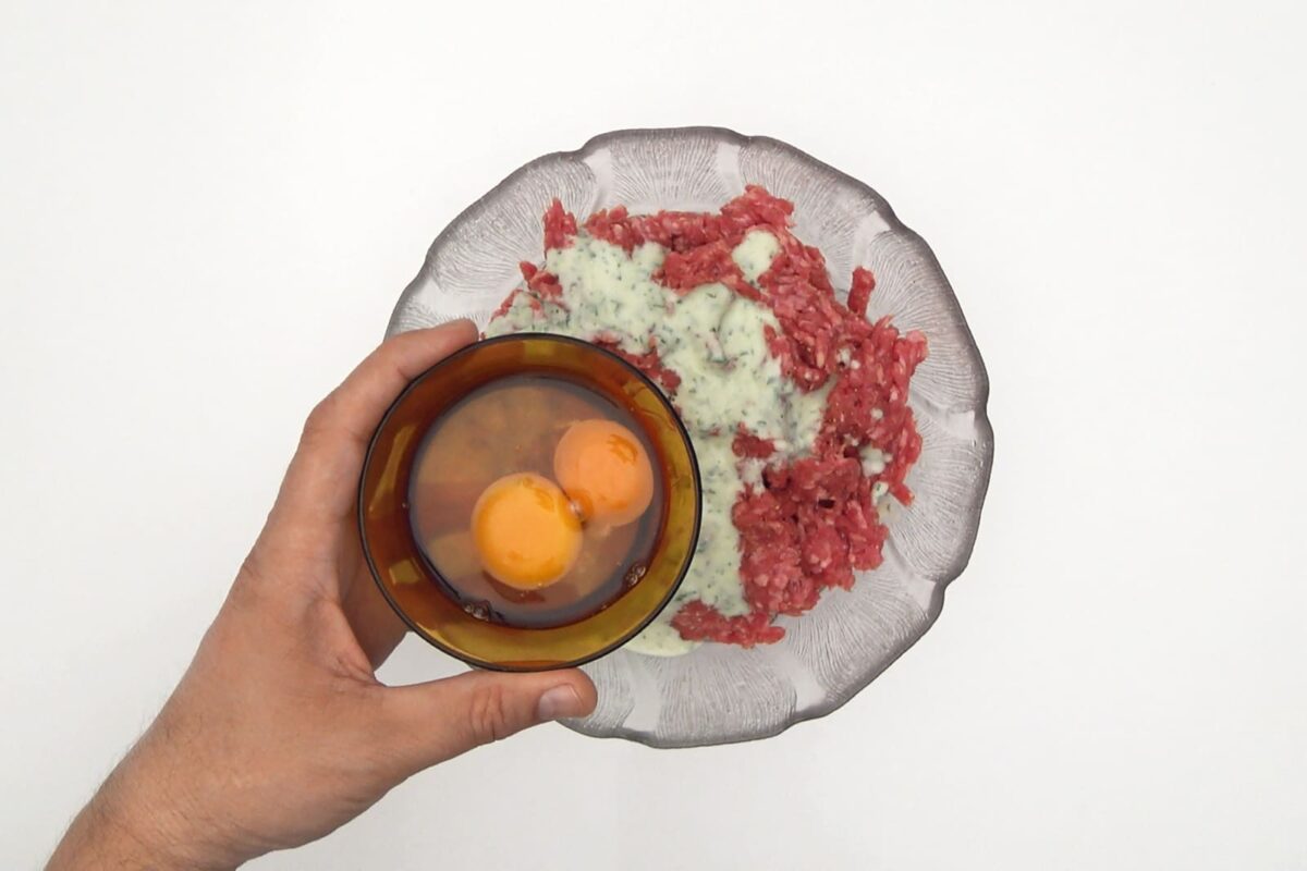 Rollo o roti de carne picada relleno paso 10
