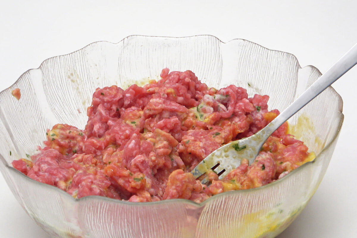 Rollo o roti de carne picada relleno paso 11