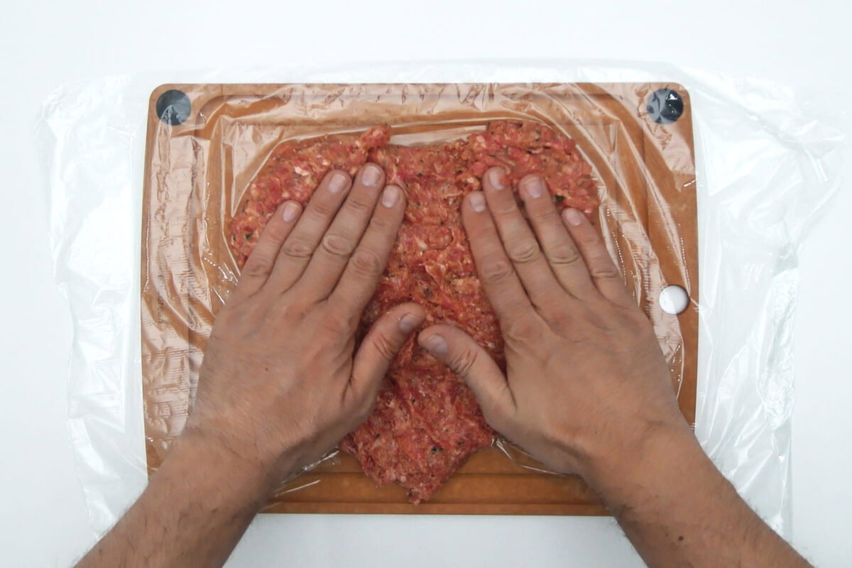 Rollo o roti de carne picada relleno paso 12