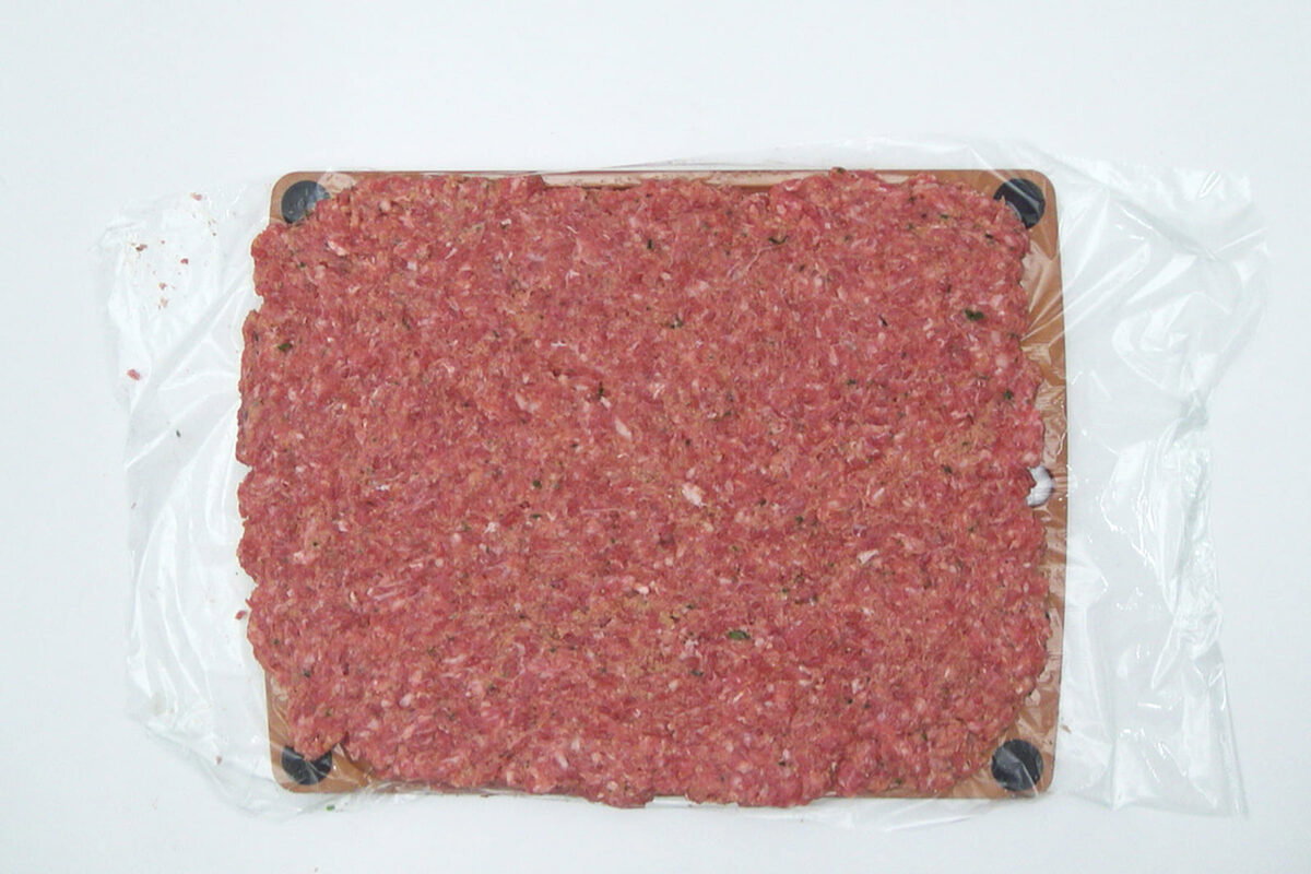 Rollo o roti de carne picada relleno paso 13