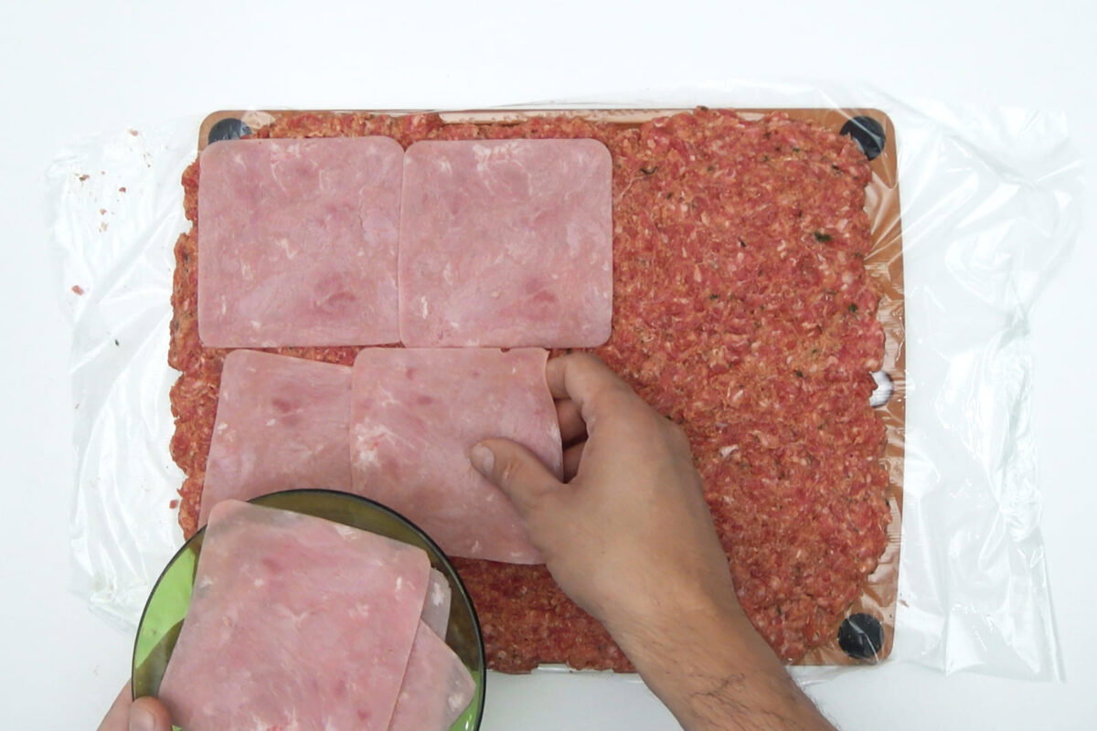 Rollo o roti de carne picada relleno paso 14