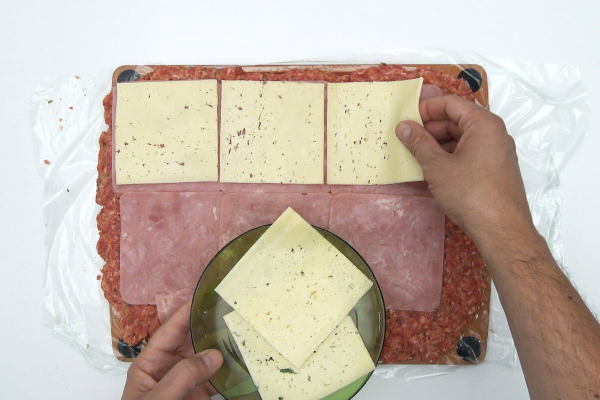 Rollo o roti de carne picada relleno paso 15