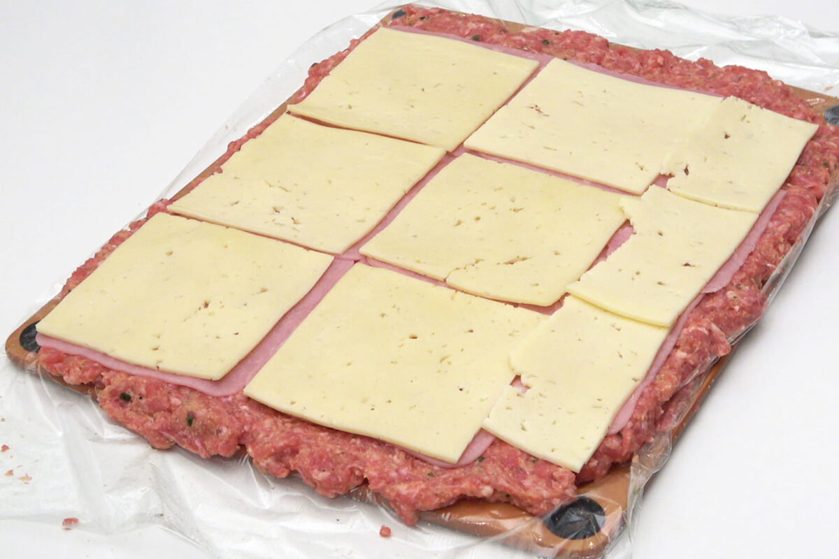 Rollo o roti de carne picada relleno paso 16