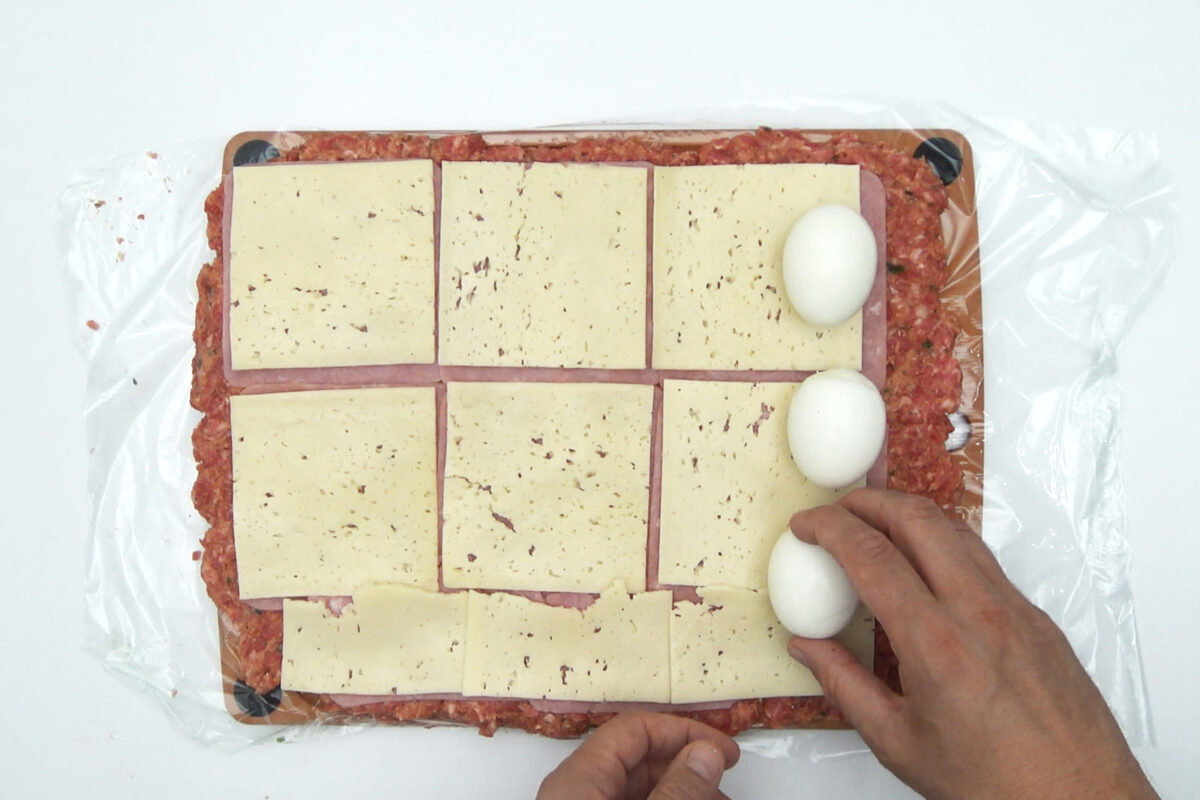 Rollo o roti de carne picada relleno paso 17