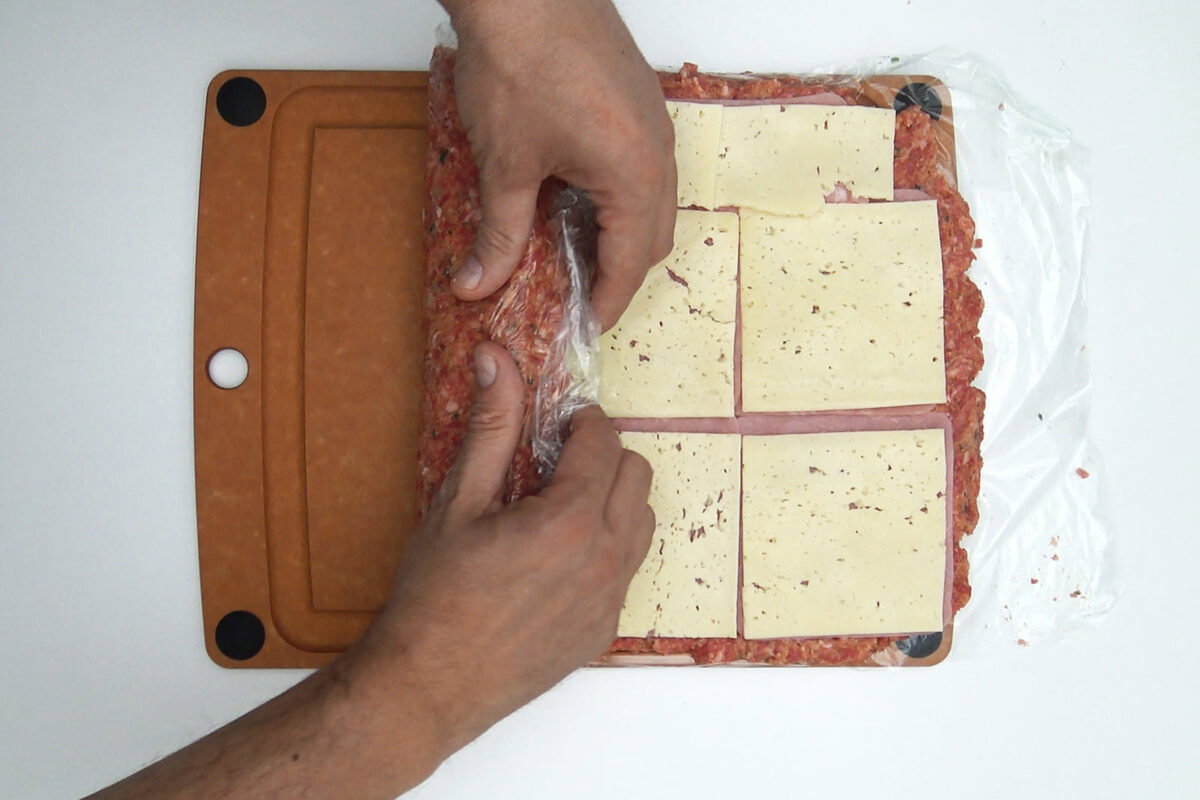 Rollo o roti de carne picada relleno paso 18