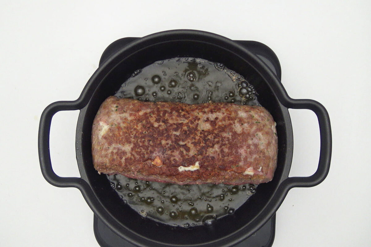 Rollo o roti de carne picada relleno paso 21