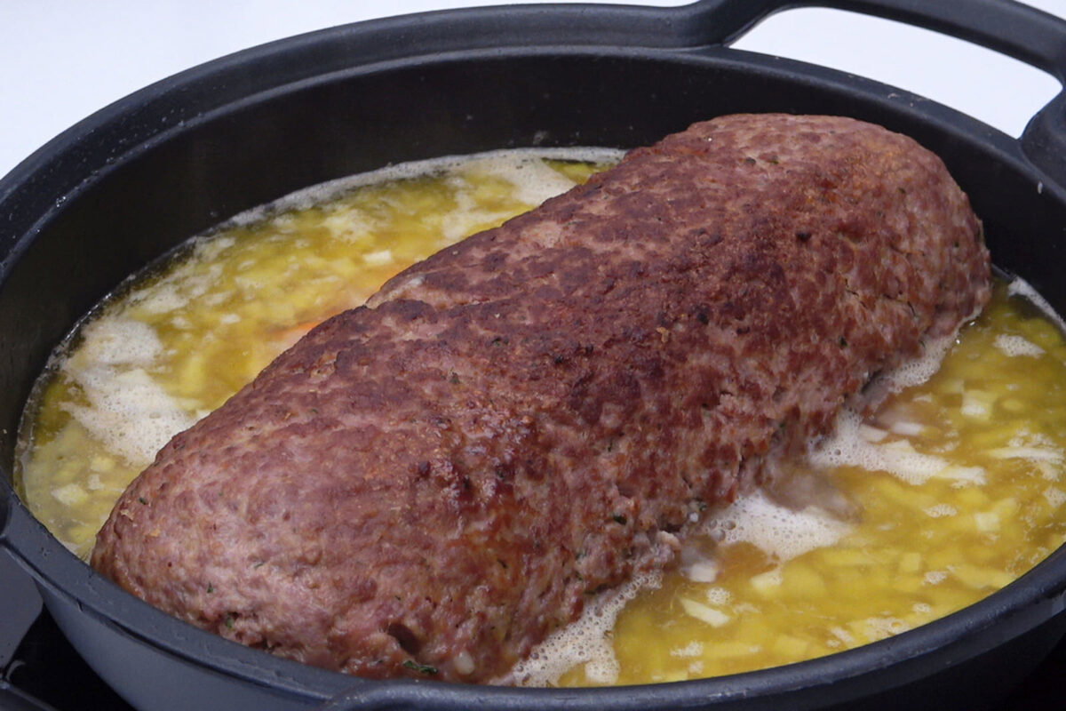 Rollo o roti de carne picada relleno paso 24