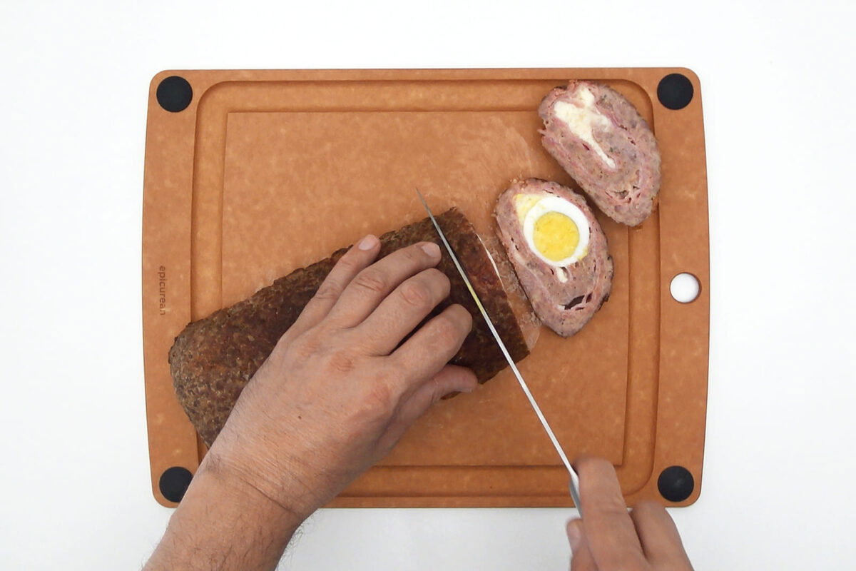 Rollo o roti de carne picada relleno paso 26