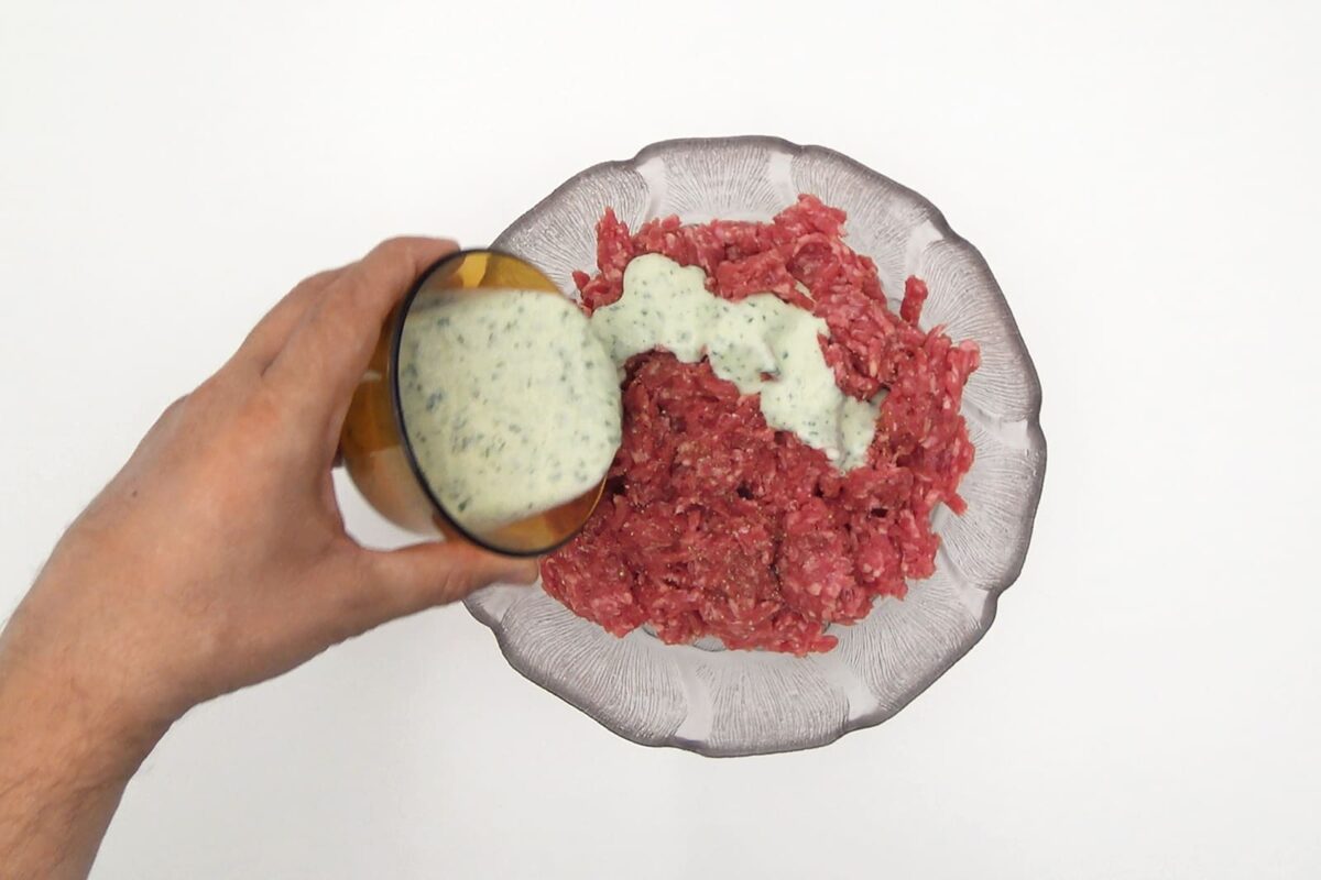 Rollo o roti de carne picada relleno paso 9