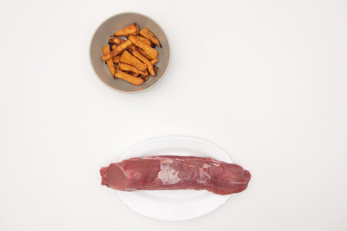 Solomillo de cerdo, con puré de boniato y setas paso 1