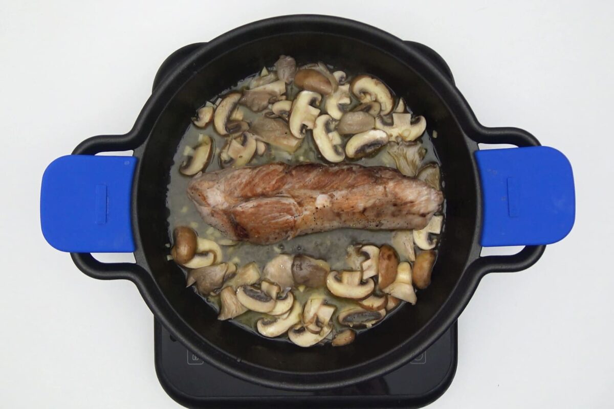 Solomillo de cerdo, con puré de boniato y setas paso 10