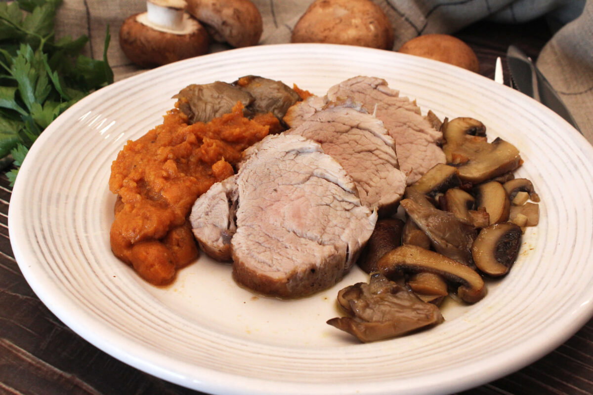 Solomillo de cerdo, con puré de boniato y setas paso 12