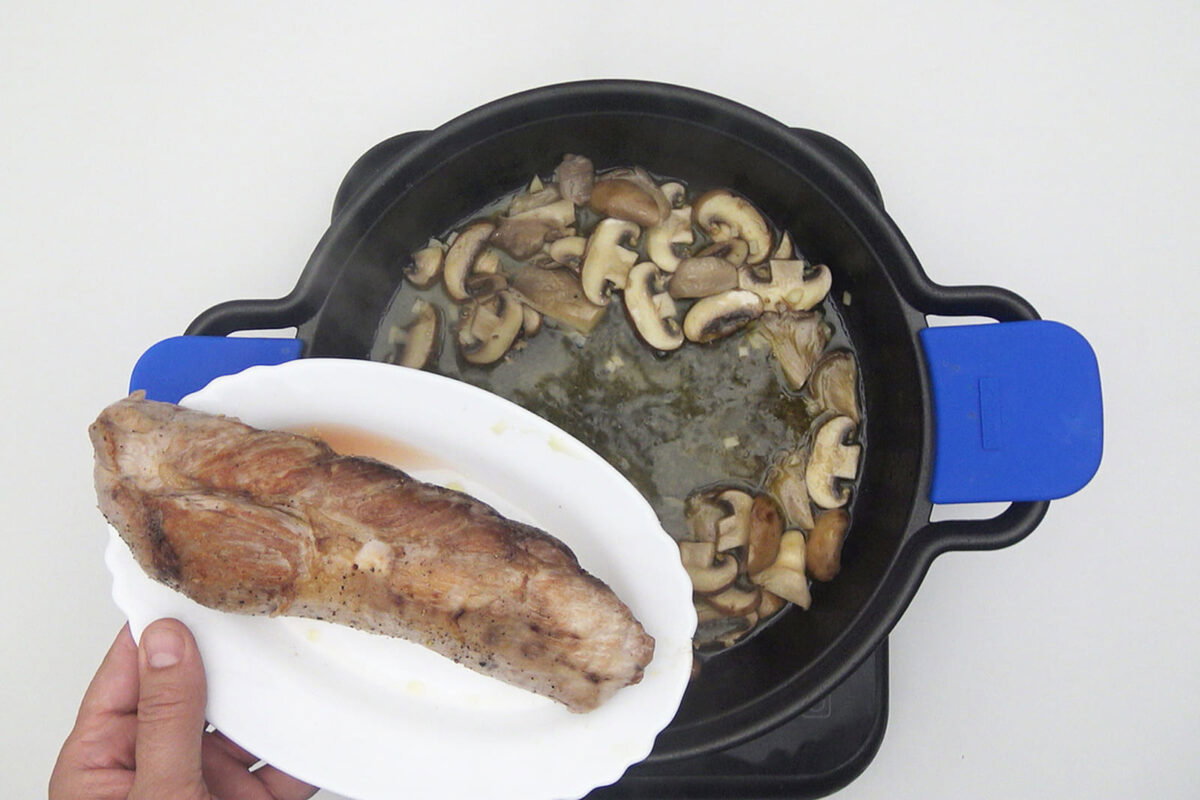 Solomillo de cerdo, con puré de boniato y setas paso 9