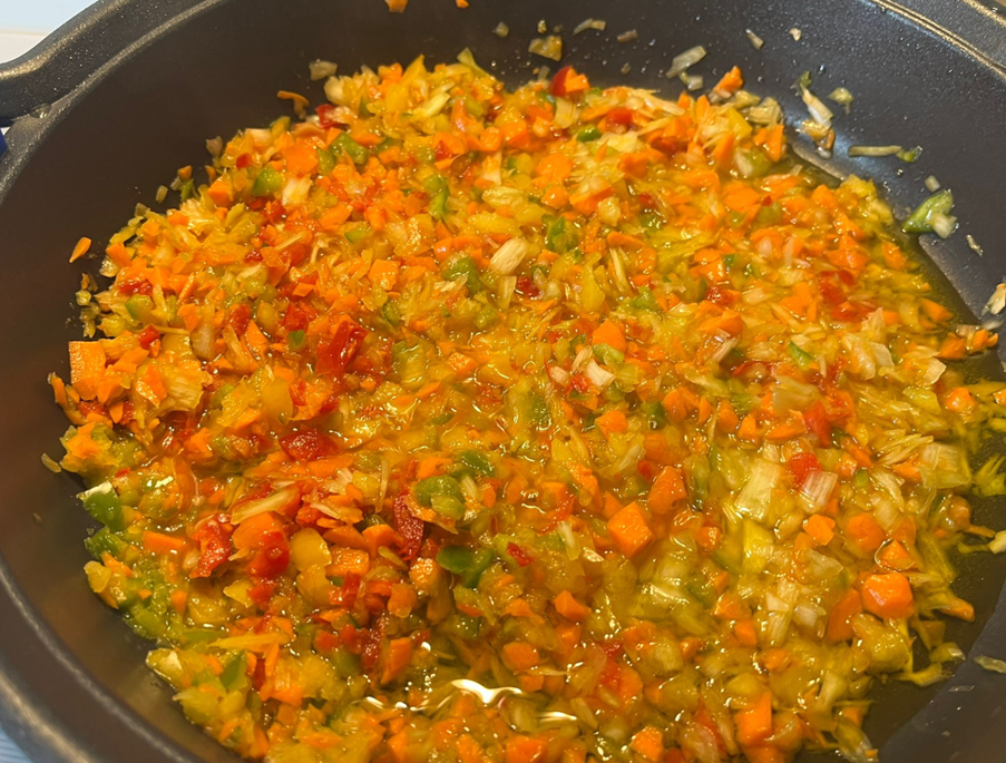 Calamares guisados con verduras y vino blanco