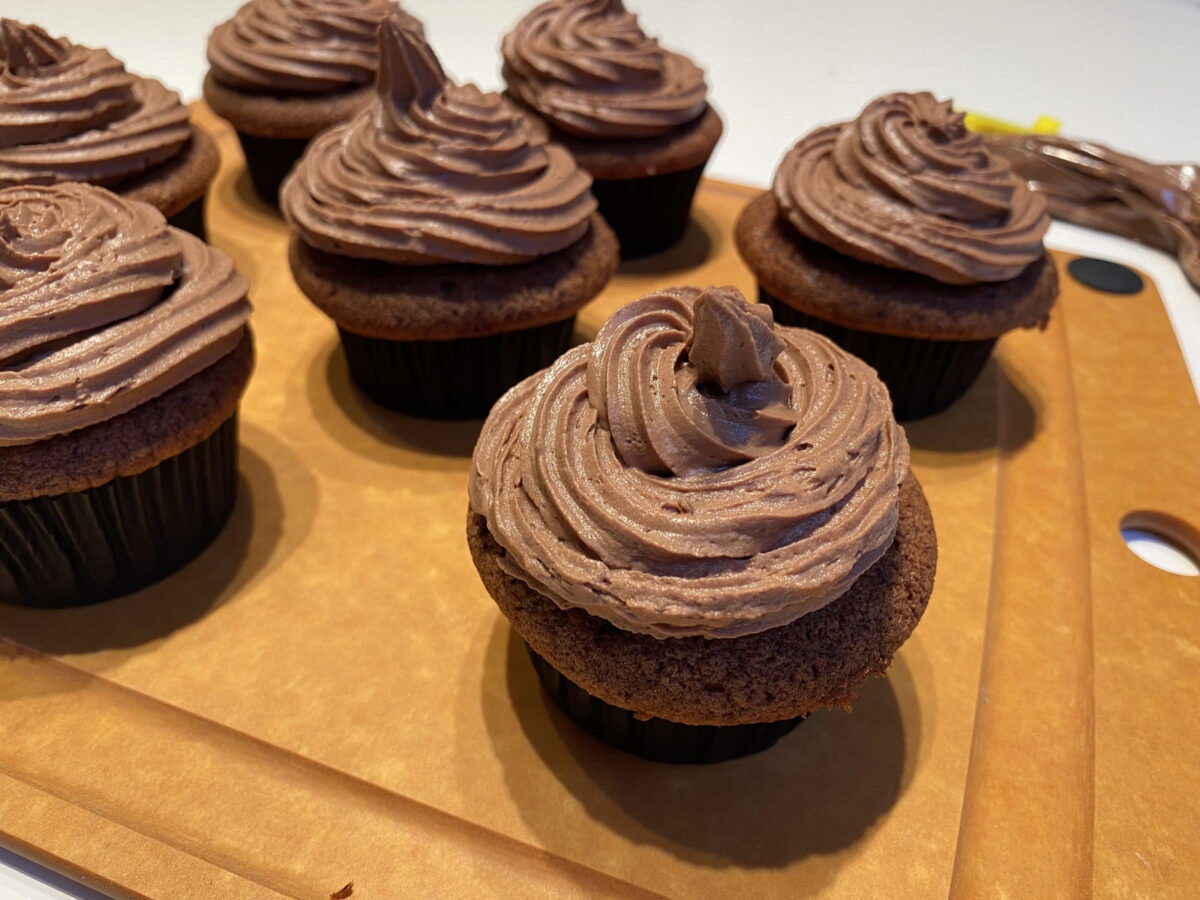 cupcakes de chocolate para Halloween paso 11