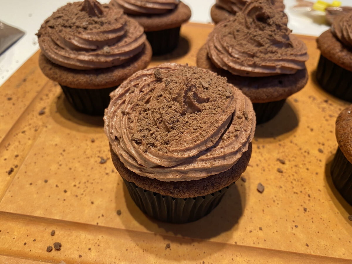 cupcakes de chocolate para Halloween paso 12