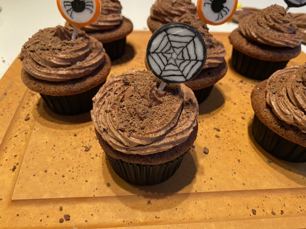 cupcakes de chocolate para Halloween paso 13