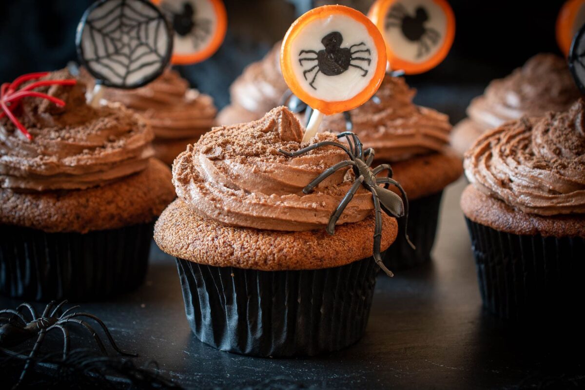 cupcakes de chocolate para Halloween paso 14