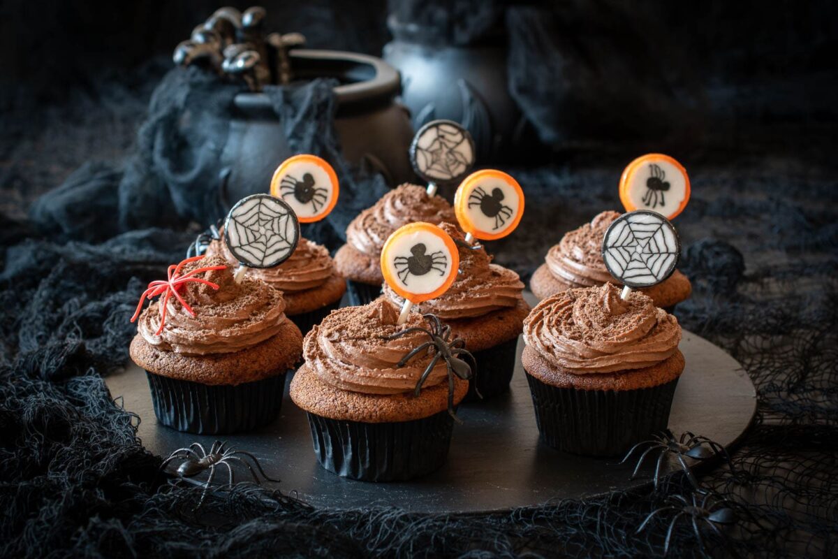 cupcakes de chocolate para Halloween paso 15