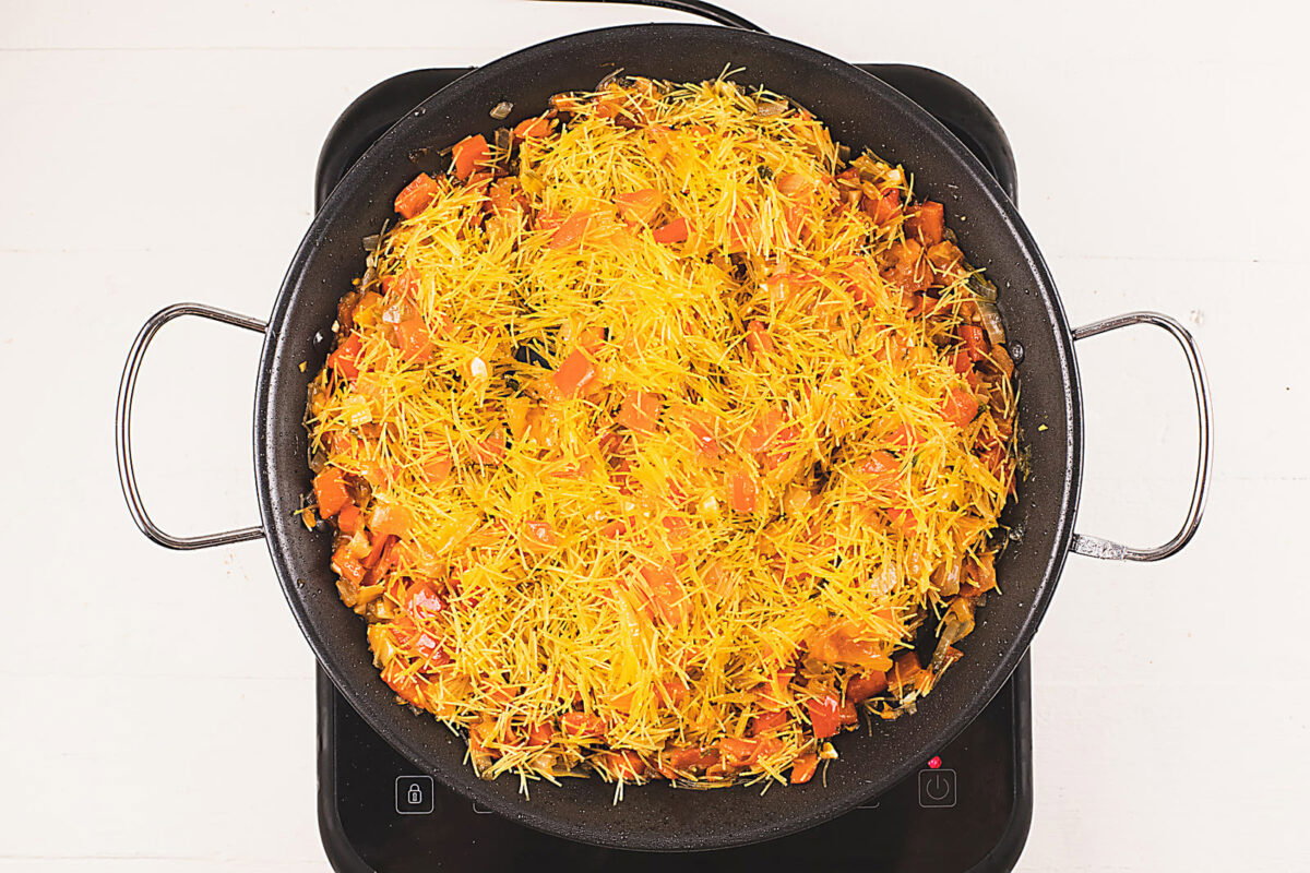 fideuá de pollo paso 11