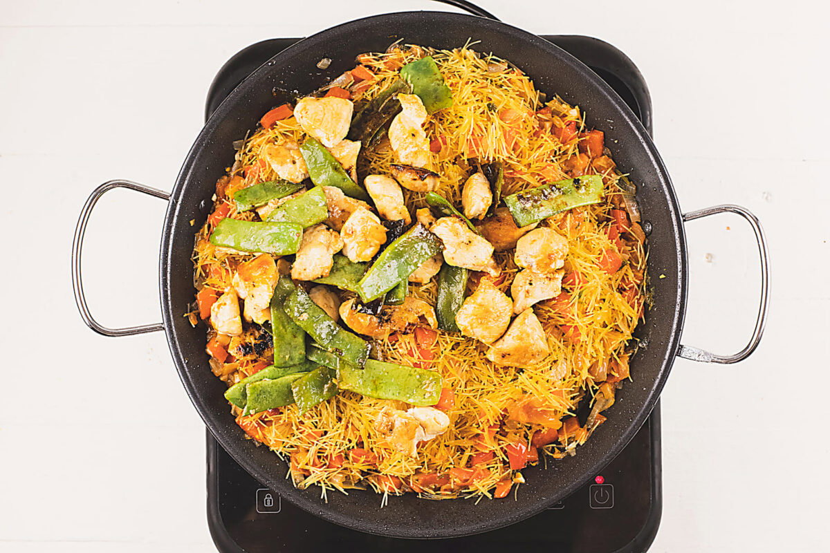 fideuá de pollo paso 12