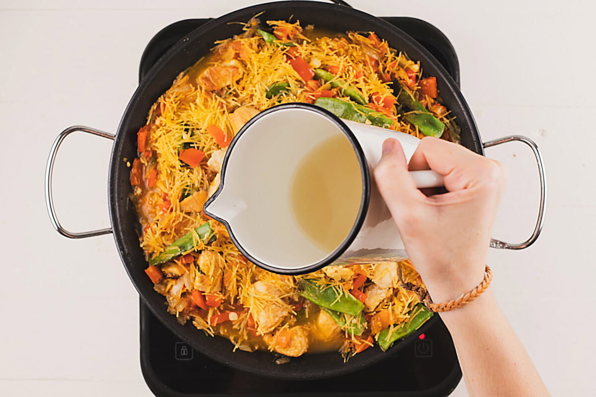 fideuá de pollo paso 13